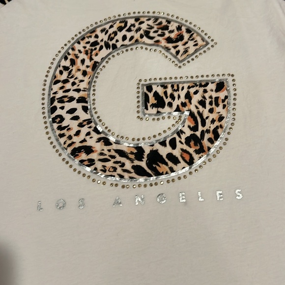 Guess white tshirt w/ leopard print sleeves - Picture 3 of 7